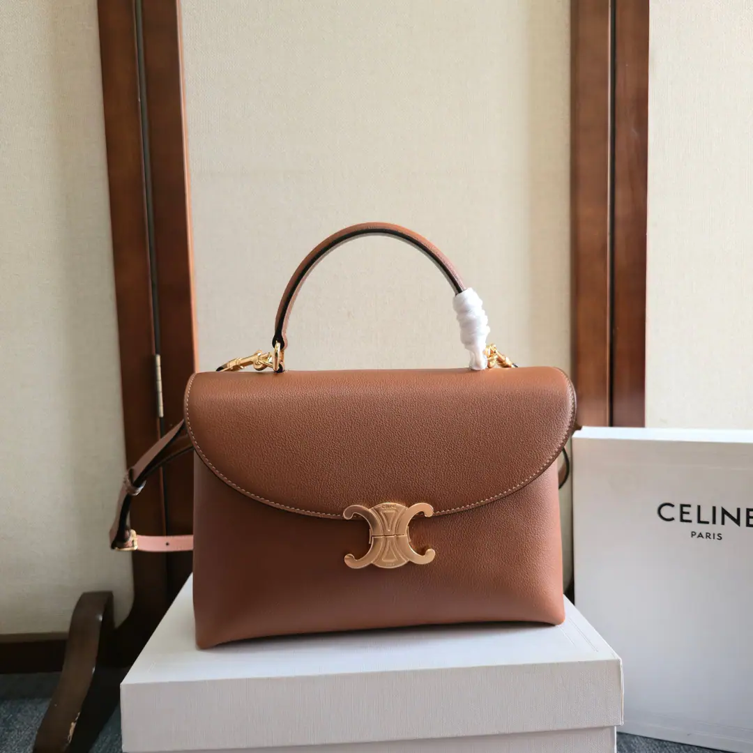 New items online.ceThe Triad Gate.kellyHandbag. The new swing door is full of high-end bags.! A simple contours of style and pure aesthetics, whether steady black or not, are found. Low-key brown or soft pink has a sense of greatness. kellyThe classic line is simple and generous, and without any extra decoration, it's a beautiful thing. Power Paragraph: 117523 Dimensions:25.5x18.5x10