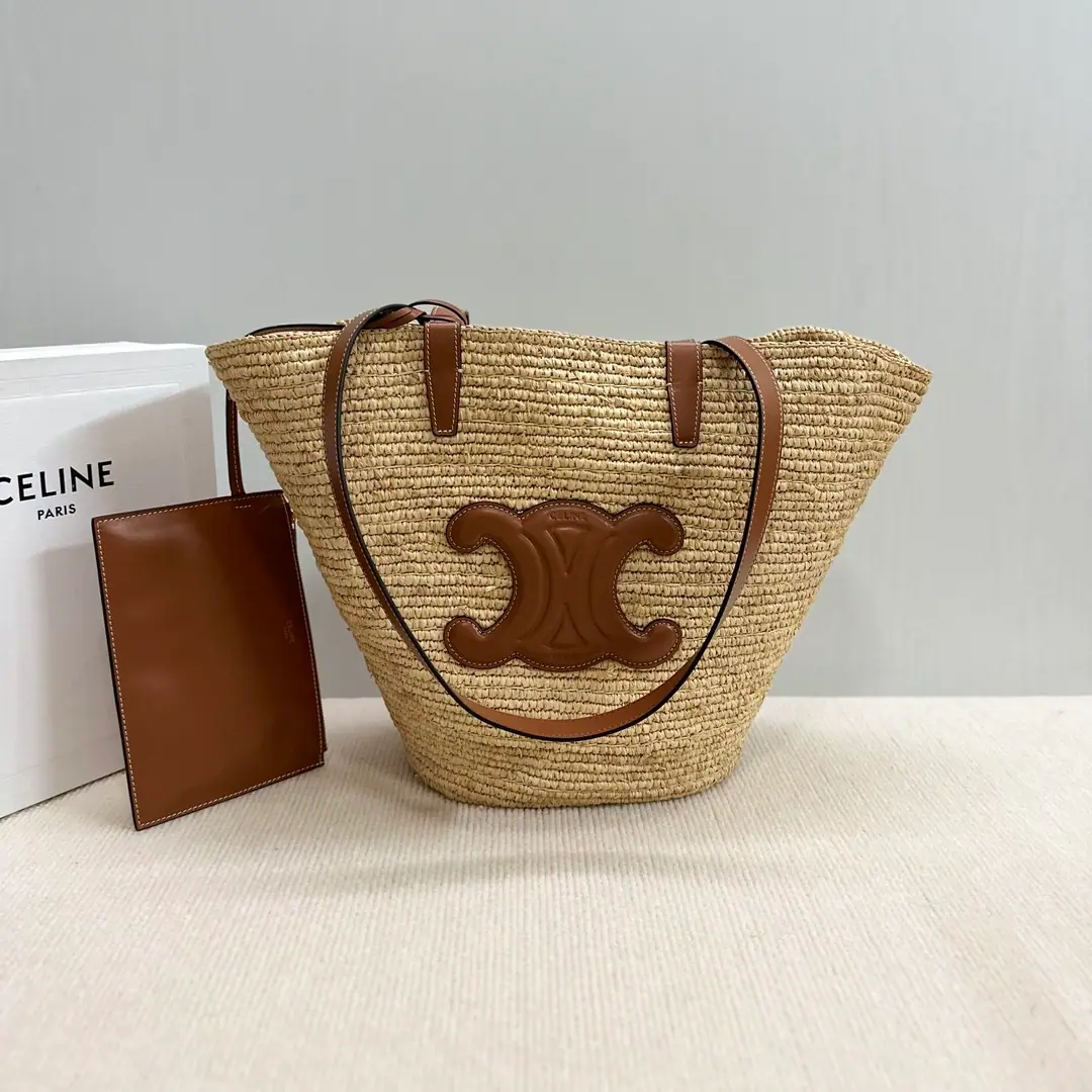 New items online.🅰️🅰️CE New paragraph weaver basket series🉑️ Beach bag., The gentle colors and euphemisms of the enchanting charms. ！ Plant materials, The leather bag is untied with gold on its shoulder. 1Main partition. 1An insider can unblock the zipper pocket. 2A leather handler.14Inches(35centimetres) Handbags made manually, Every piece is unique.. The size and shape may differ slightly.. Paragraph: 114342 Colours: Raphigrass brown. Dimensions: 22×30×14 （Prefixed packaging）
