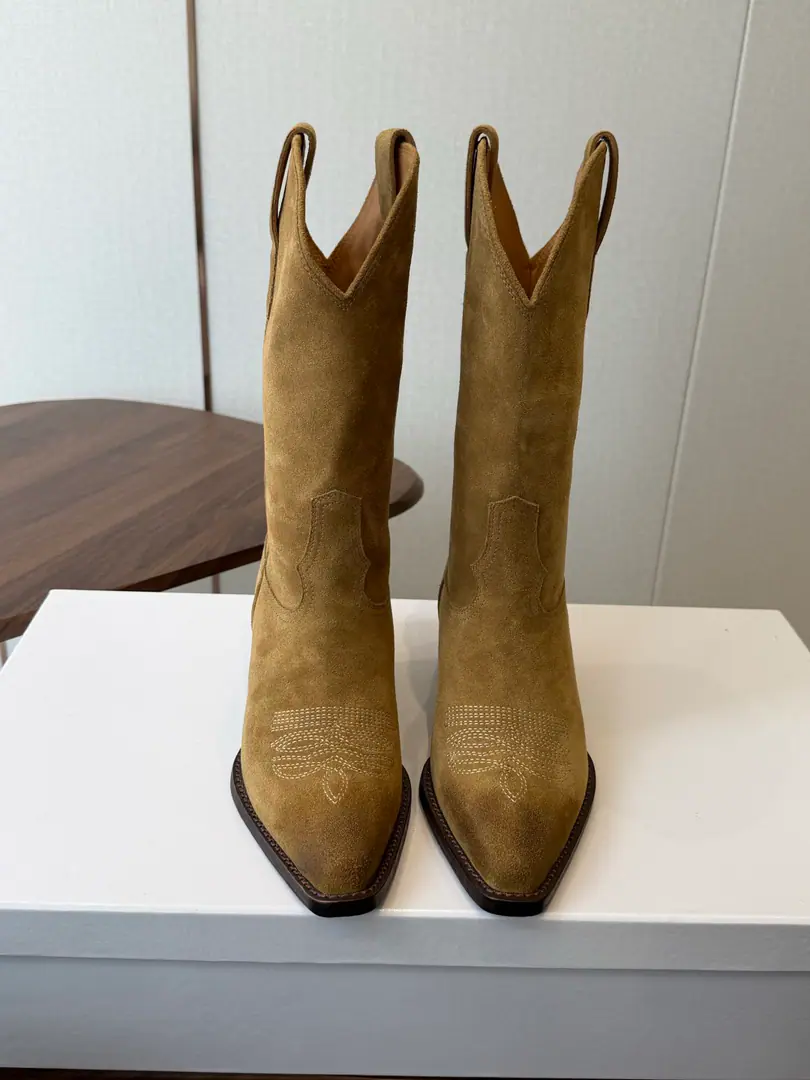 Goki! Leather.Celine Céline. 26ssAutumn The ancients are rough. Chelsea. Pointhead Boots, buttons. The season of Céline is a really good season. Like this boots are a real scooter. Focus on booting. No leg-scree. The upper leg second becomes the length of the leg., It's a super thin and a lot of stuff.！That's a hell of a thing. Shoe.: Original import, leather/Importing cow skin Uchi.: Import of sheep skin Otsumi!: The original is really a big one. Size: #35-40（40Do it.）