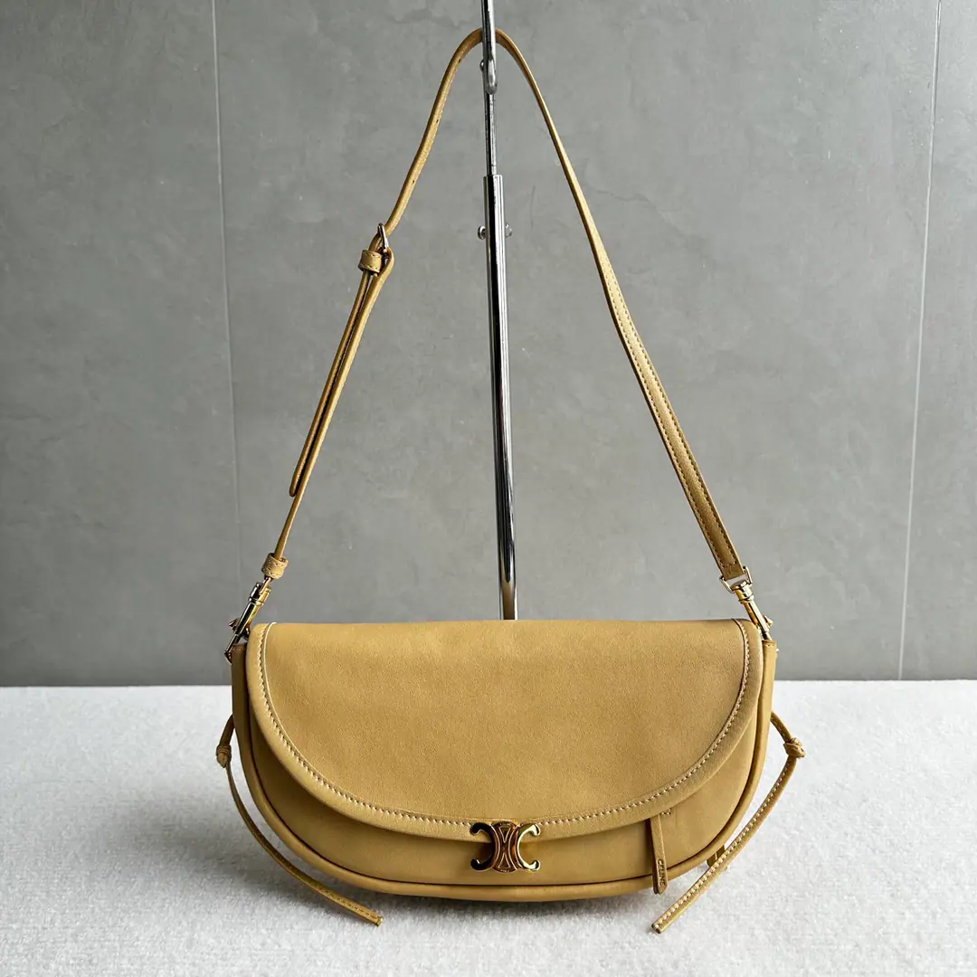 New product.Celine HALFMOON Small pocket. Gentle and ancient.·The God of the atmosphere. Autumn is a great place., ♪ Spring and summer are gentle ♪ The back gets more qualitative., The older the better the better. Arc bag+Mini-Roble Gate Gold Buff. ♪ Can slant your shoulder ♪, Little guy's so friendly. It's full capacity., I'm so proud of myself. You're not going to have to go out on a daily basis. Paragraph: 103778Fort-Salmon. Dimensions: 25×13×5cm（Prefixed packaging）