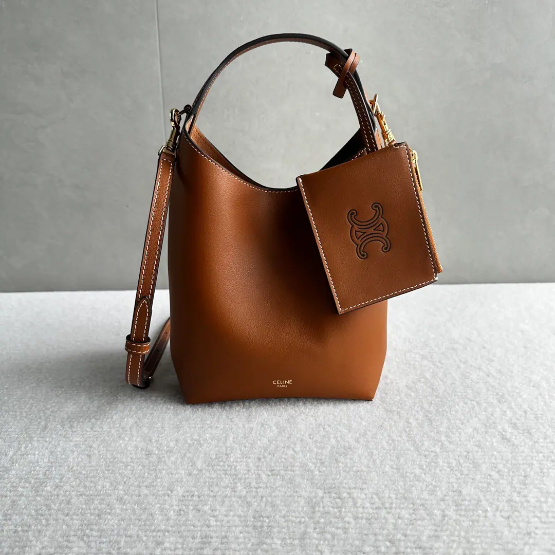 New items online.🅰️🅰️ CE NewHOBO Handbag.👜 SoftfufuA natural cow skin., ♪ The oil is so bright ♪, Touch the silk.～ ClassichoboArc wrapping, BingAVAMore lazy., The size of the trumpet is so fine., You can have your hands slanted.😌 ✅ It's all there. • Material: Soft natural cow skin.+In the furded liner., It's a terrible quality.￼￼￼ • Design: Little pocket wallet.➕Magnetic buttons are safe and advanced. • Capacity: Main level can hold cell phones., Pizza., Lipstick, It's enough for the day. • Shoulder belt.: Adjustable, Switch at will with single shoulder slants￼￼￼ Paragraph: L10133 Colours: Brown. Dimensions: 19x11.5x18cm （Prefixed packaging）