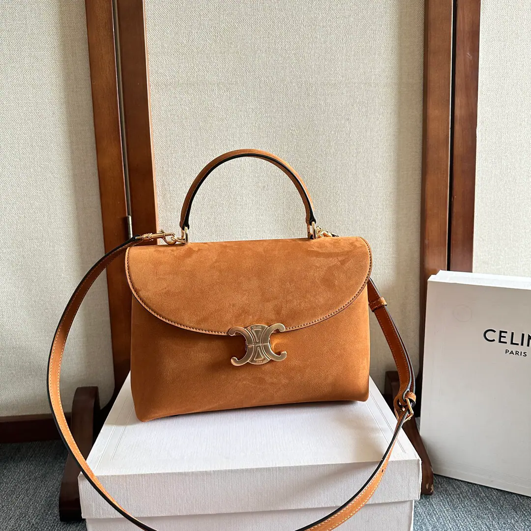 New items online.ceThe Triad Gate.kellyHandbag. The new swing door is full of high-end bags.! A simple contours of style and pure aesthetics, whether steady black or not, are found. Low-key brown or soft pink has a sense of greatness. kellyThe classic line is simple and generous, and without any extra decoration, it's a beautiful thing. Power Paragraph: 117523 Dimensions:25.5x18.5x10