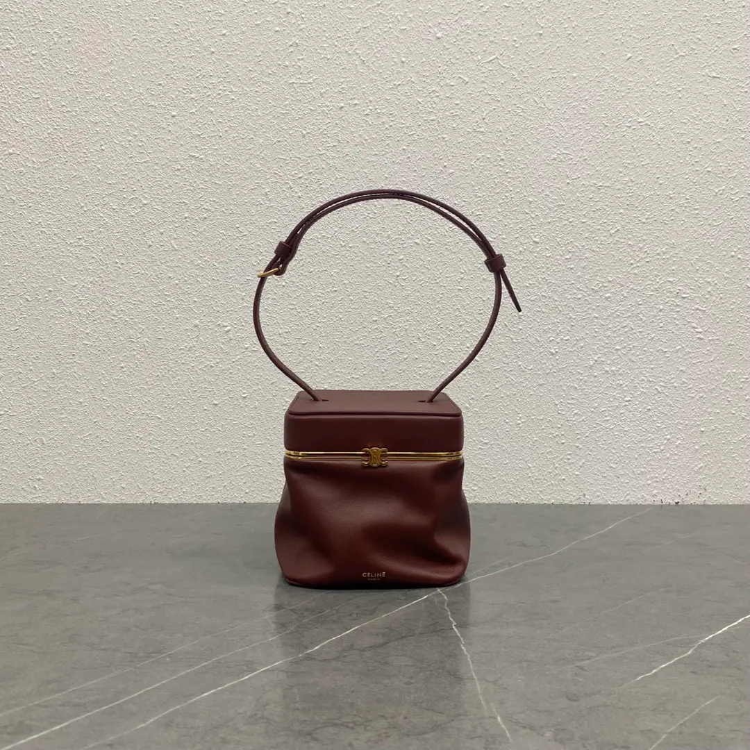 New items online.🅰️🅰️ TRIOMPHE FRAMEBox.👜 CENew lazy box.TRIOMPHE FRAME！ Use cattle skin with sheep leather liners., Gold-faced. Handheld, Hand., ♪ Shoulder ♪ TRIOMPHEMetal-based sensitivity locks 1Main partition., 1A interior comb., Regable shoulder belt It's hard to be obsessive with modern and ancient styles like this. Paragraph: 124232 Colours: Wine. Dimensions: 12x12x13cm