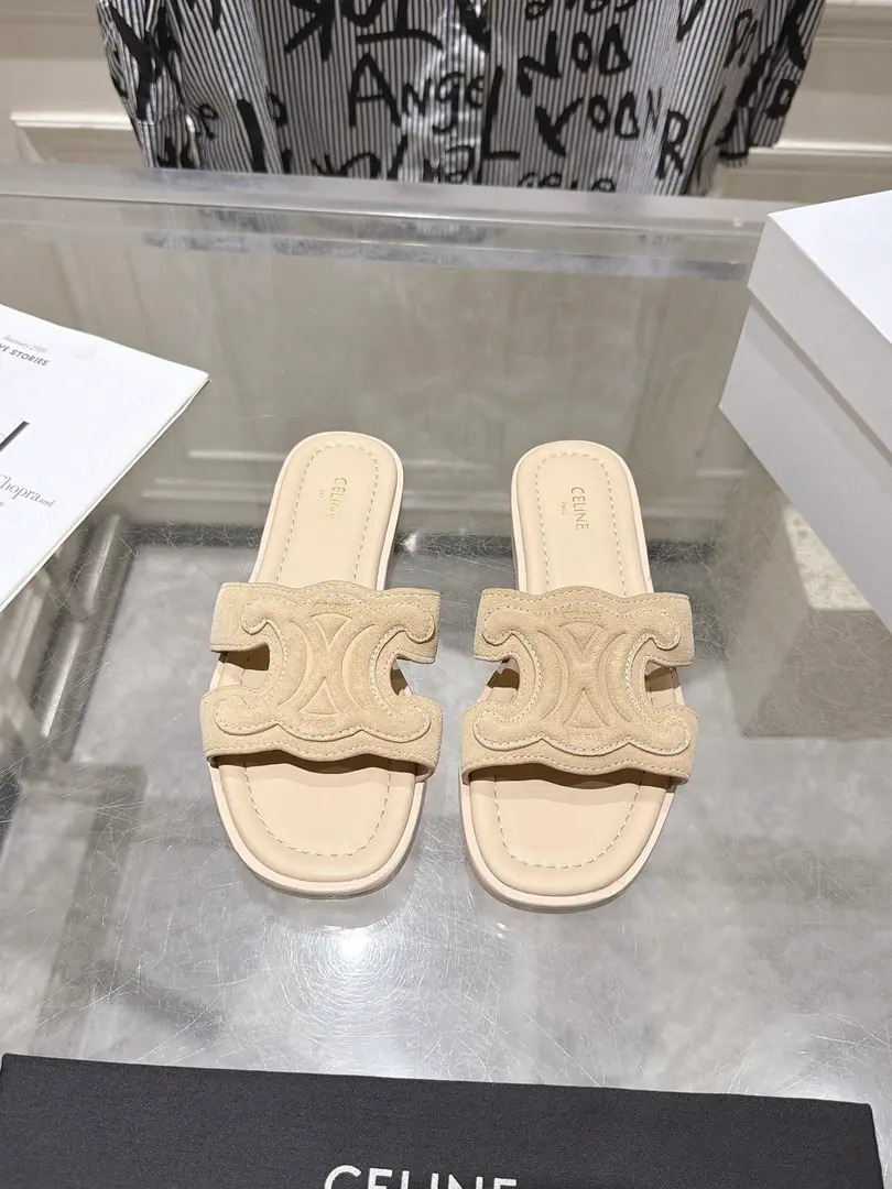 Out CelineSlim. 26ssSummer brand new. The latest blast in the swing spring. Shoes. 🔥‼️Whole pair of shoes.ZpDevelop and build, All Custom Materials, The only one who can be a big shot., Details are all on the copy., Even the packaging is as good as the original.. Codes:35-39（40 41Make a reservation.）