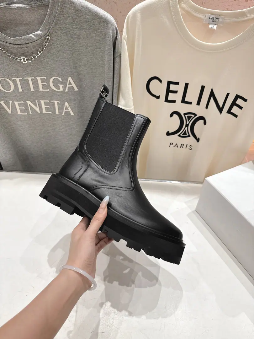 🏧𝗖𝗘𝗟𝗜𝗡𝗘/Céline. Autumn and winter, handsome and beautiful Martin boots.. The ancient Janey is a fashionable man. The upper feet are so cozy.！Low profile short-forms, It's a super-cool look with a little retro., I'm a little light on my feet., To create a variety of ways of wearing it. Import of calf leather materials in original version Uchi./The silk cow mats are chosen by the best. The original model of the rubber floor. Size35-42 [40.41.42Make a reservation.]