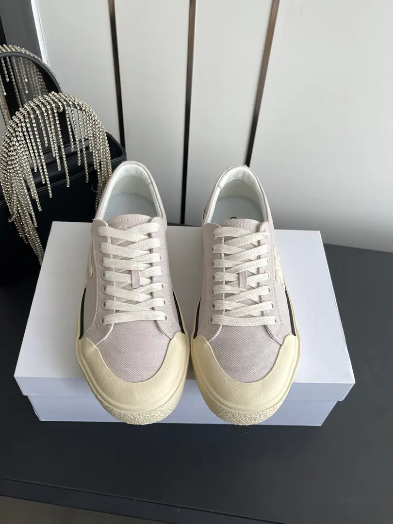 🏧𝗖𝗘𝗟𝗜𝗡𝗘The Celene logo is wearing leisure shoes. Simple and comfortable., Clean., Increase your legs., New canvas shoes.！It's either single or with broad legs., High Street is working together again.CELINEGirls💃🏽 Codes: 35-41（40 41Make a reservation.）