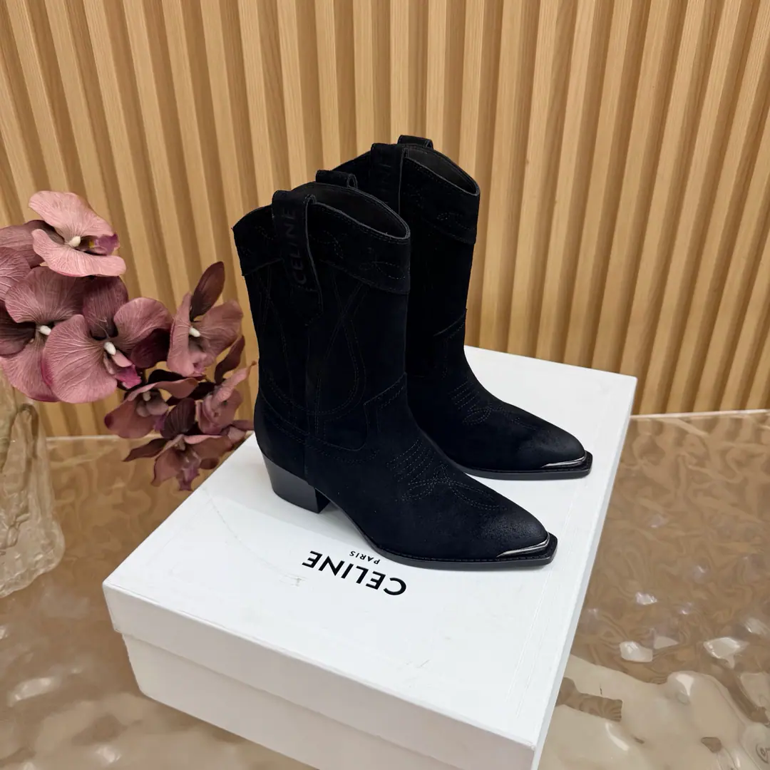 2026The cabinet is synchronized with the new money in autumn and winter. Celine｜Céline.26Autumn and new Pitchey. Bold West cowboy Martin boots.！ Top Version The upper foot is super handsome. It's super cool.！You're not so bad at all.. With jeans, you're a great guy.🔥It's definitely a single piece of fire this fall and winter.！ Material Skins for shoes./Bullskins. The insides are all sheep's skin. The original is really a big one. He's tall.: 5.5cm Size: 35-41 （40, 41, 42Custom）