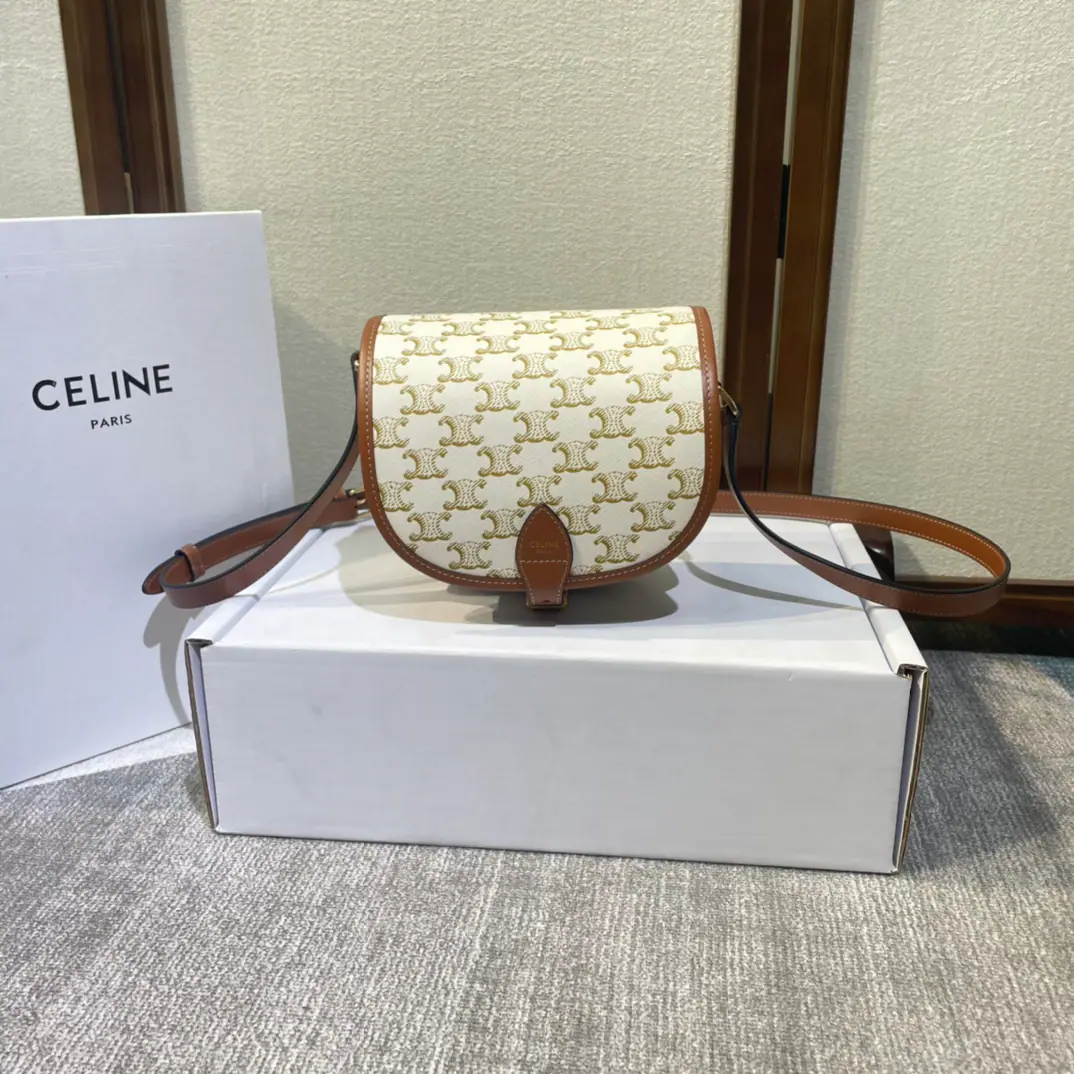 CELINE FOLCO Autumn and winter brand new. Continue the triumphal door. The ancient slant. It's not a cliché to watch classic stamps. And a little stylish little stylish. Garment-resistant. It's symbolic. Structure simple Resort length is adjustable Paragraph: 191502 PVCBrown. Dimensions: 18*17*6.5cm(With original box)