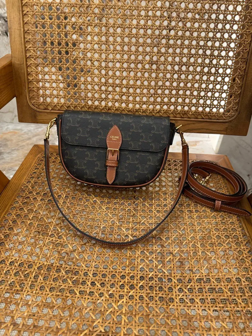 . FOLCOMarked stamp shoulder bag New Product Information 2A strip that can be disassemble.: A hand or shoulder fit., Length9Inches（23.5centimetres）. Another adjustable length, Fit to Tilt, Minimum length18Inches（45centimetres）, Maximum length22Inches（54centimetres） 7.9 X 5.5 X 2Inches（20 X 14 X 5centimetres） Marker, The cattle leather bag. Gold-faced. Shoulder or slash Decorative buttons, Magnetic button opening 1Main partition. 1A flat pocket on the inside.