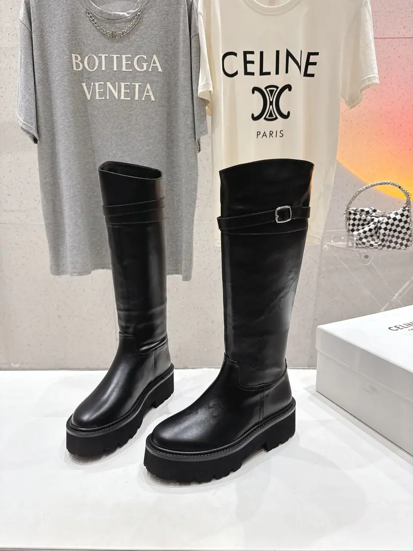 🏧𝗖𝗘𝗟𝗜𝗡𝗘/Céline. Autumn and winter are so handsome, with boots and boots and knight boots. The ancient Janey is a fashionable man. The upper feet are so cozy.！Low profile short-forms, It's a super-cool look with a little retro., I'm a little light on my feet., To create a variety of ways of wearing it. Import of waxed calf skin material in original version Uchi./The silk cow skins are chosen by the best. Original version to open+Real leather. Size35-42 [40.41.42Make a reservation.]