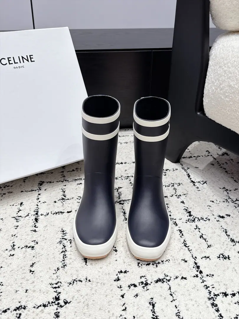 Celine 26/ New flat boots, boots. A self-portrait with a light and luxurious feeling on the streets., Round-headed shoes with smooth flow, The boots are made of a colored white side design., The front is marked with a good-looking letter., It's two boots, two boots, two high and medium., Straight boots line is straight., Take off your boots., Foot-like tolerance is high, No thick legs.. The classic pure black colored atmosphere is simple., Most of the clothes in the closet fit., Men and women can ride easily.. It's a combination of water-proofing and fashionable properties., Want a pair of color values online, ♪ And put on the rain boots ♪, This is a straight-spray shower boots that are just needed for daily travel.. ✔️Shoe.: Rubber ✔️Uchi.: Brush ✔️Otsumi!: TPUOtsumi! ✔️size: 35-41（40 41Custom without re-offer）