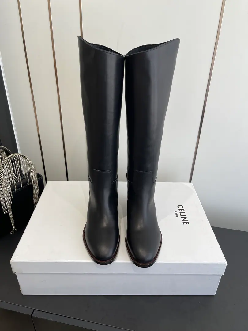 🏧𝗖𝗘𝗟𝗜𝗡𝗘The new Céline has a thick boots. Martin boots knight boots. The Red Bang is coming.！The big reds are the first to experience., CelineRedinsThe Herb-breeding God., It's a very retrograde wind., The aerobics are perfect., Design style is very new., It's very high-class and very comfortable..Original 1-to-one.！Absolute monopolistic practice！ Fabulous.: Import of cattle and leather. Uchi.: A cow's skin. Otsumi!: Original version to open Codes: 35-41 [40.41Make a reservation.]