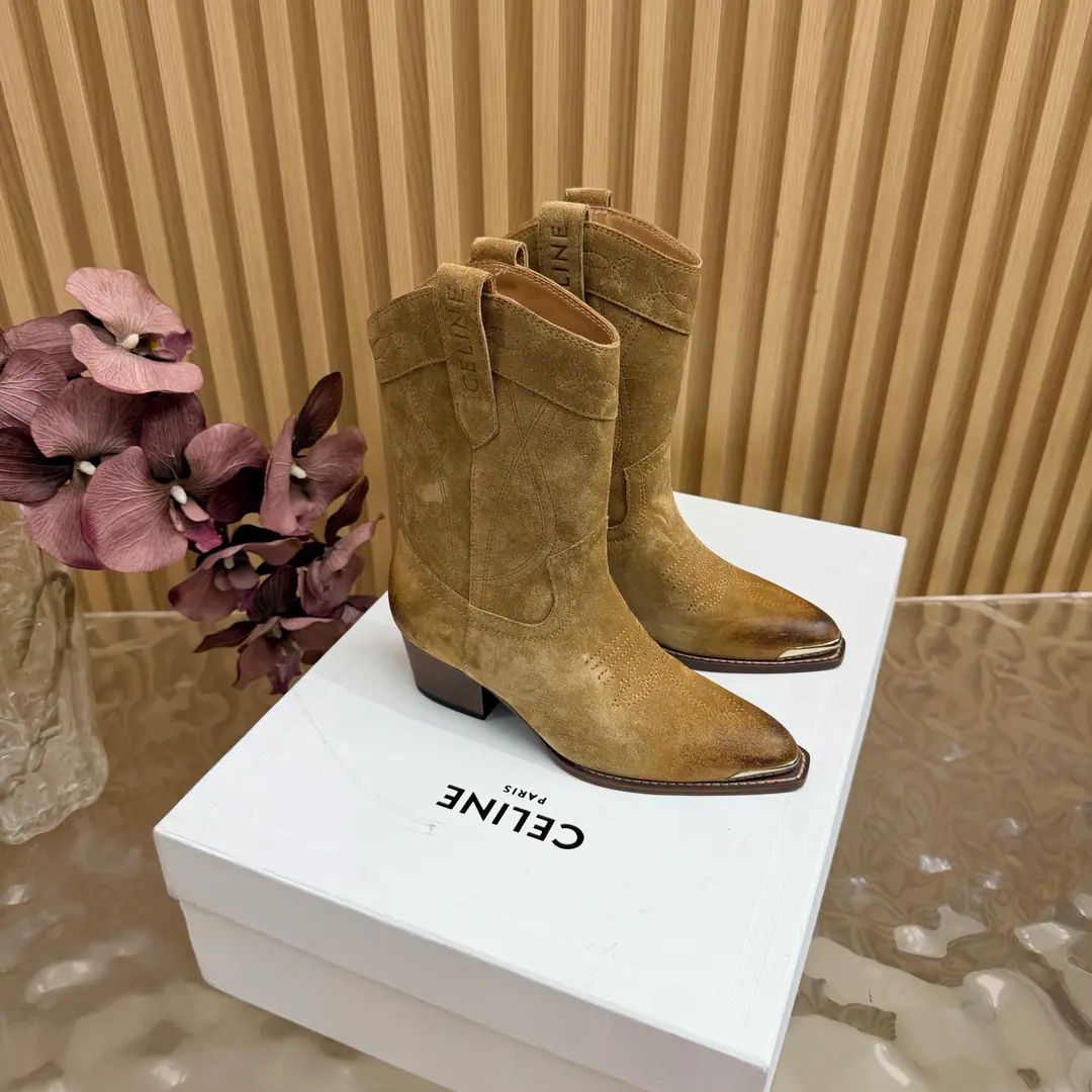 2026The cabinet is synchronized with the new money in autumn and winter. Celine｜Céline.26Autumn and new Pitchey. Bold West cowboy Martin boots.！ Top Version The upper foot is super handsome. It's super cool.！You're not so bad at all.. With jeans, you're a great guy.🔥It's definitely a single piece of fire this fall and winter.！ Material Skins for shoes./Bullskins. The insides are all sheep's skin. The original is really a big one. Size: 35-41 （40, 41, 42Custom）