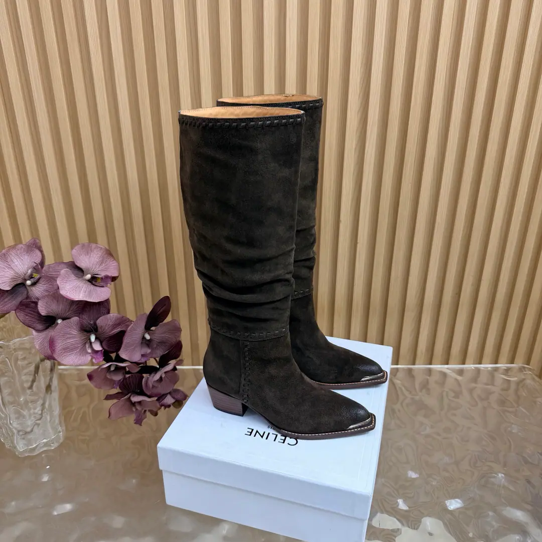 2026The cabinet is synchronized with the new money in autumn and winter. Celine｜Céline.26Autumn and new Pitchey. Bold West cowboy Martin boots.！ Top Version Niu Kyung. Bullskins. The upper foot is super handsome. It's super cool.！You're not so bad at all.. With jeans, you're a great guy.🔥It's definitely a single piece of fire this fall and winter.！ Material Skins for shoes./Bullskins. The insides are all sheep's skin. The original is really a big one. Size: 35-41 （40, 41, 42Custom）