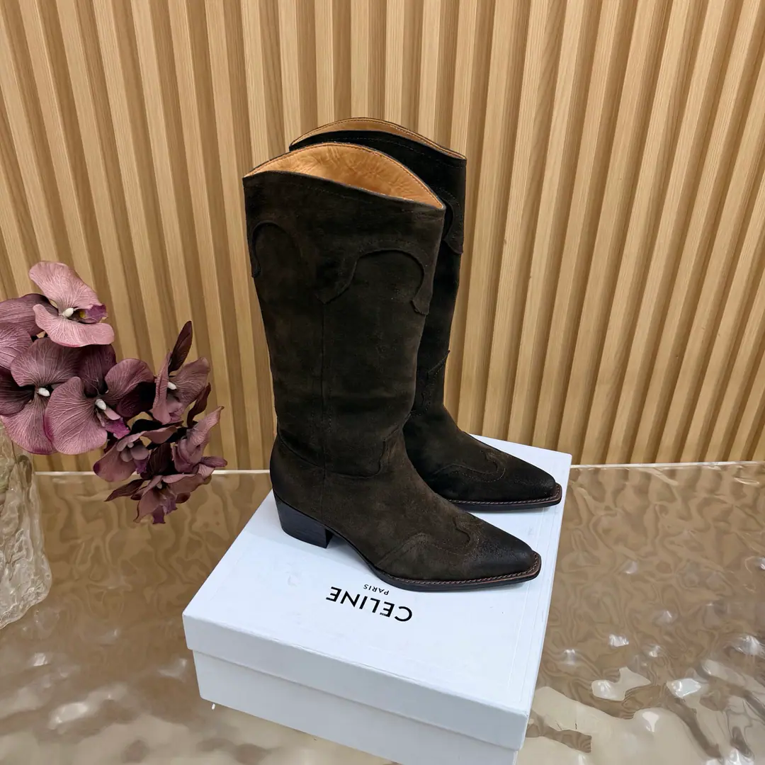 2026The cabinet is synchronized with the new money in autumn and winter. Celine｜Céline.26Autumn and new Pitchey. Bold West cowboy Martin boots.！ Top Version Niu Kyung. Bullskins. The upper foot is super handsome. It's super cool.！You're not so bad at all.. With jeans, you're a great guy.🔥It's definitely a single piece of fire this fall and winter.！ Material Skins for shoes./Bullskins. The insides are all sheep's skin. The original is really a big one. Size: 35-41 （40, 41, 42Custom）