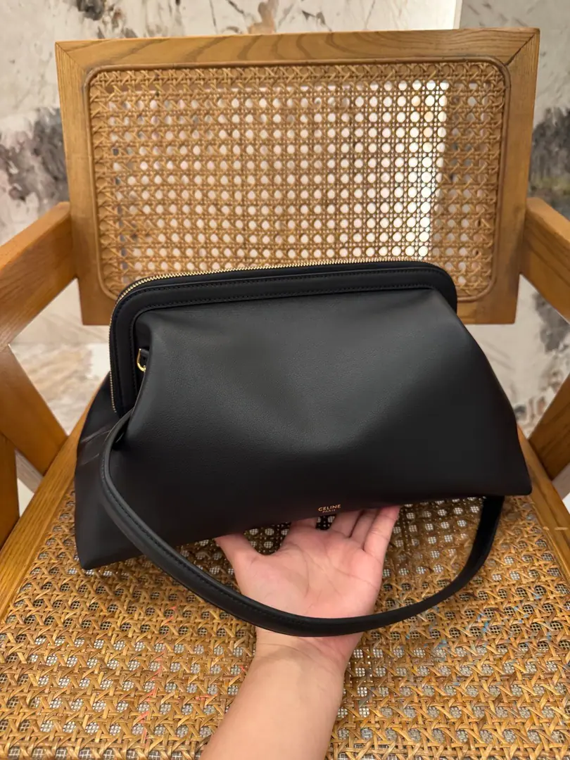 . DOCTOR POUCHHandbag. New Product Information 13.8 X 7.1 X 7.1Inches（35 X 18 X 18centimetres） Cow leather. In the rectangular liner. Gold-faced. Handheld, ♪ Shoulder ♪ 1Main partition. 1A flat pocket on the inside. Dismantled wristband., Length11.4Inches（29centimetres）