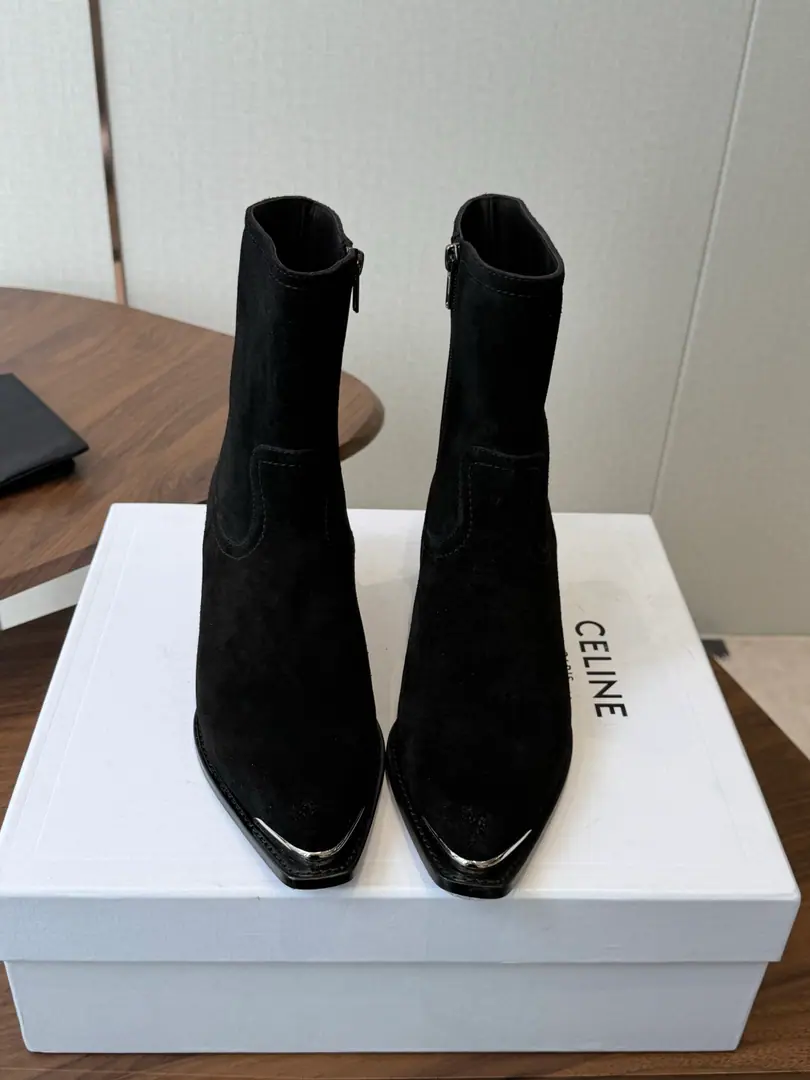 Goki! Leather.Celine Céline. 26ssAutumn The ancients are rough. Chelsea. Pointhead Buckle boots. The season of Céline is a really good season. Like this boots are a real scooter. Focus on booting. No leg-scree. The upper leg second becomes the length of the leg., It's a super thin and a lot of stuff.！That's a hell of a thing. Shoe.: Original import, leather/Importing cow skin Uchi.: Import of sheep skin Otsumi!: The original is really a big one. Size: #35-40（40Do it.）