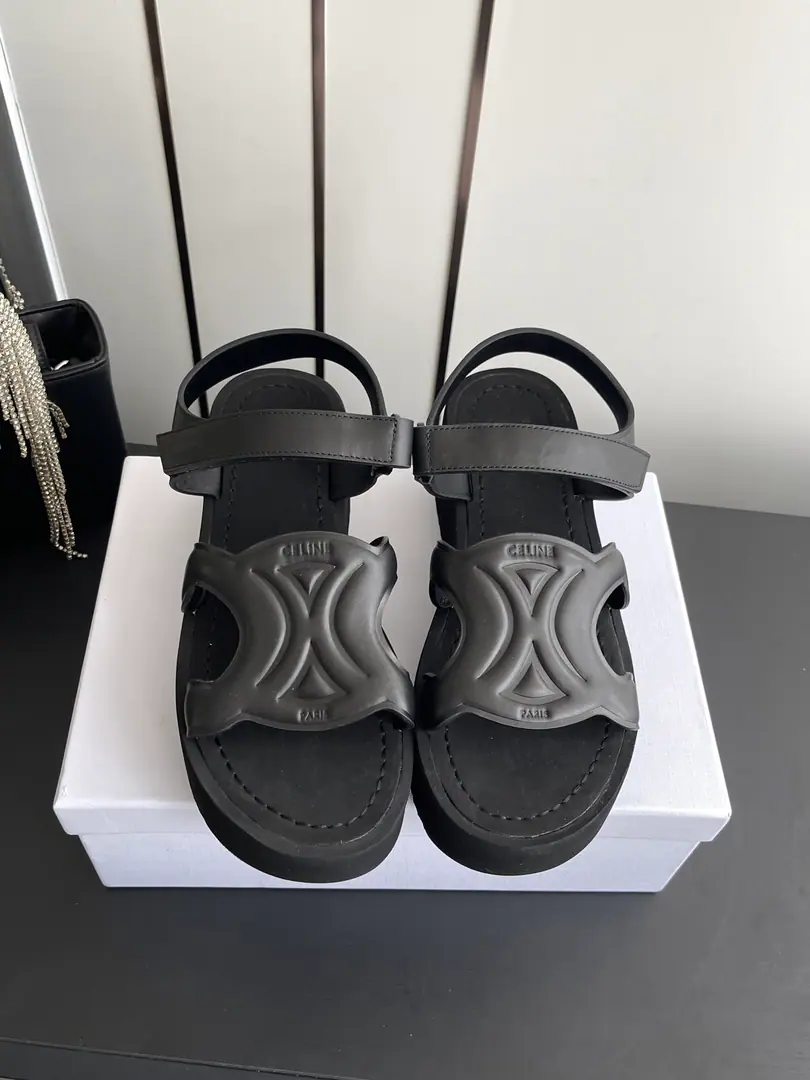 🏧𝗖𝗘𝗟𝗜𝗡𝗘 The new Céline's stumping door is thick and sandals. A magic with a high-level looseness and sandals., It's a summer-time atmosphere.. A sharp line with a logo design., Bring your own recognition., A simple, sophisticated French style.. It's a combination of super-suitability., Whatever you're wearing with your spare pants., Cowboy shorts or all the dresses., You can wear casual and fashionable feelings., Daily commute, Out-of-town date., You can take a short trip.holdStay.. ♪ To be comfortable and uninfuriated ♪, Magic is designed to relax freely., It's a good-footed, no-footy type., You won't be tired if you wear it long., The comfort is straight up.. Shoes are in order., Simple and qualified., It's a good sense of excellence in the low profile.. Shoe.: Oxy-ray cow skin. Uchi.: Lamb skin. Otsumi!: Original Bubble Bottom He's tall.: 6cm Codes: 35-40（40Make a reservation.）