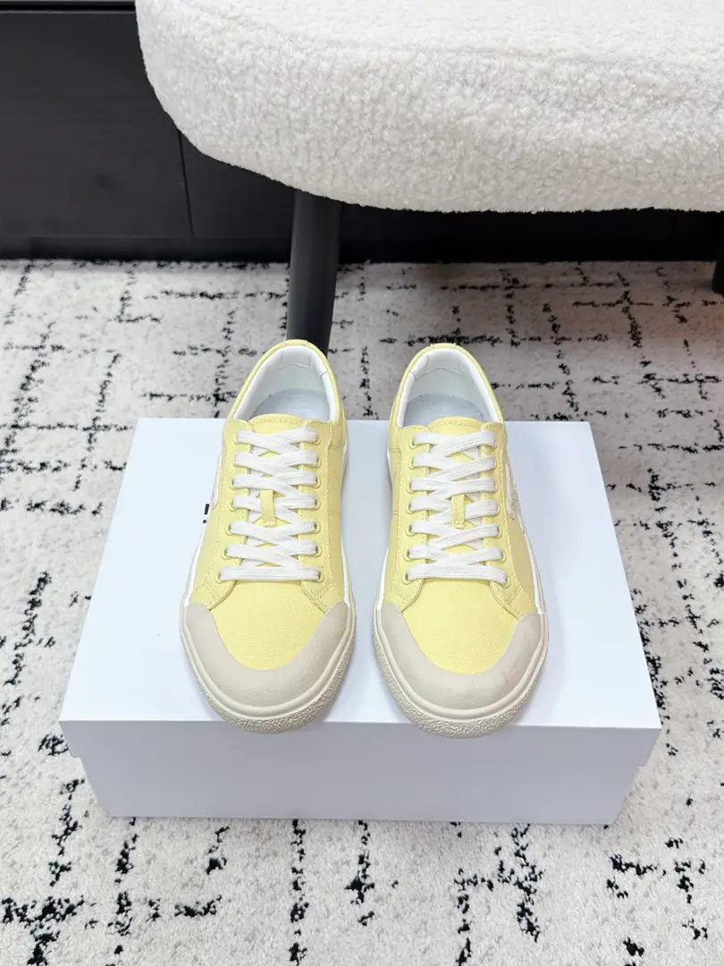 Celin* 26/ Spring and summer, fresh and old, leisure shoes. These old leisure shoes., And you're wearing a very simple French laziness., A nice, easy shoe line., Combining branding labels, The touch of the genre can be seen without a snub., It's easy to wear a great mood without any effort., Low profile and expensive.. The mix is full., We'll go with the jeans., Sports pants., Easy locks, loose daily clothes.. With a pair of fast suit pants., Straight-song pants., You can be a little more flexible.. ✔️Fabulous.: Original canvas ✔️Uchi.: Bri. ✔️Otsumi!: Rubber Bottom ✔️size: 35-41Code（40, 41Code custom is not to be changed）