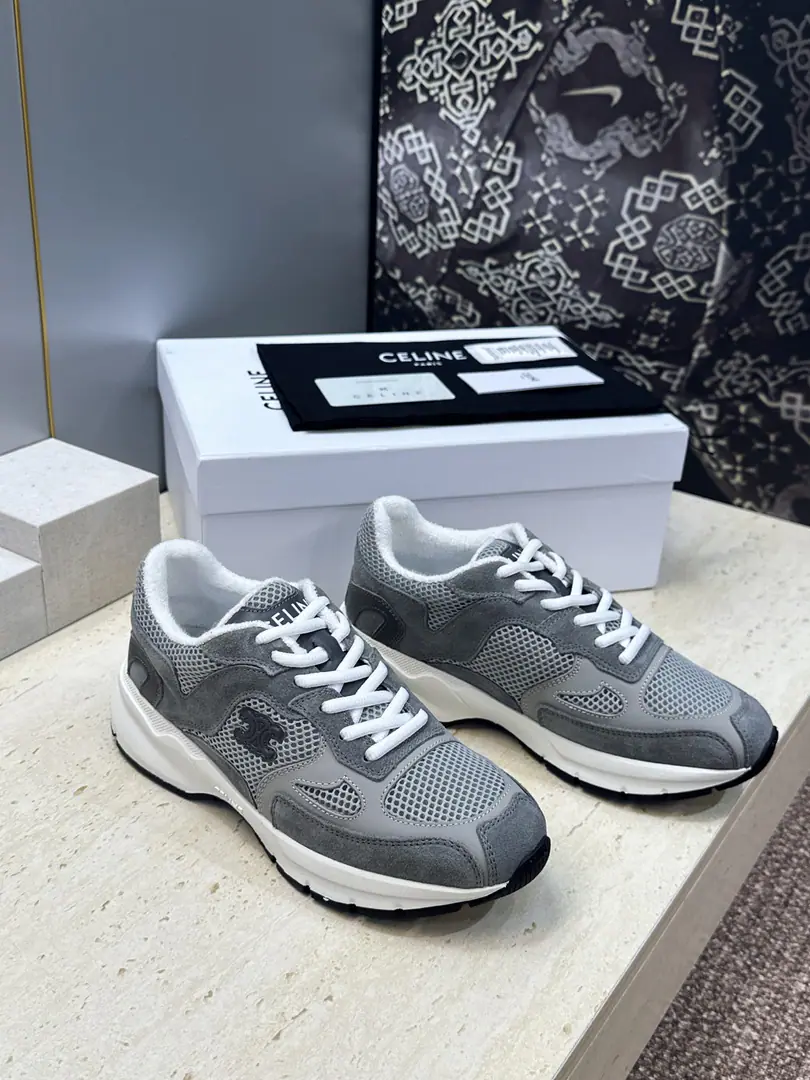Plant prices CELINE 2026Spring and summer, the new bridal system with the girls' shoes. The Celebrity Letters.logoThe round-headed sports dads. Material: Shoes are imported into sheep, skin./Environmentally friendly airnet eyepads+Inside the fabric.+Original modeling slides over base Size:35-40(40Custom without re-offer）