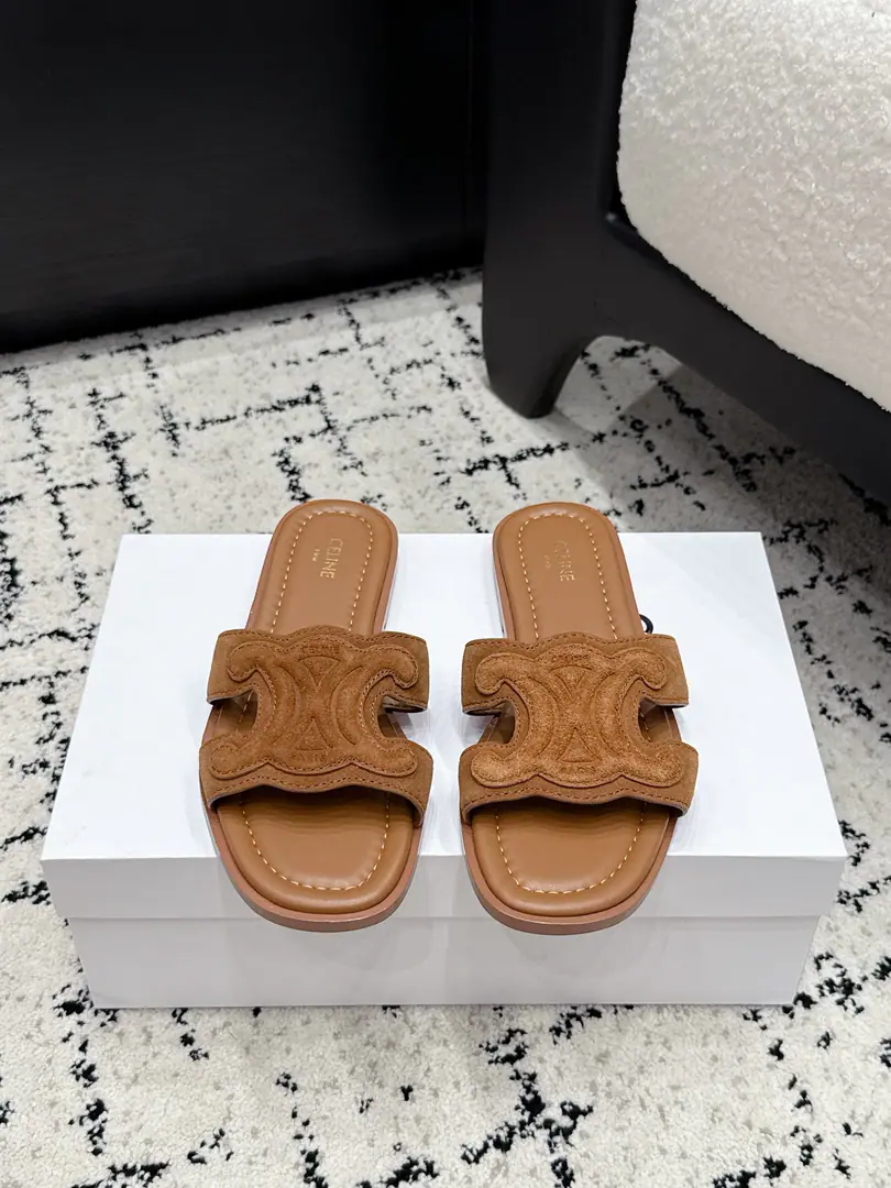 Celine Céline. 26/New paragraph A pair of skins with flat-foot slippers. The style of the wind is a classic of the fashion circles never retreating., An ancient English style., It's a different look. ✔️Fabulous.: Counter-featur. ✔️Uchi.: Lamb skin. ✔️Otsumi!: Italy is a big-ass country. ✔️Size: 35-40（40Do it.）