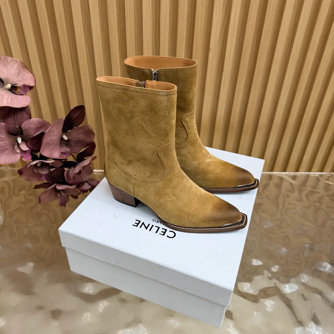 2026The cabinet is synchronized with the new money in autumn and winter. Celine｜Céline.26Autumn and new Pitchey. Bold West cowboy Martin boots.！ Top Version⚠️Niu Kyung. Bullskins. The upper foot is super handsome. It's super cool.！You're not so bad at all.. With jeans, you're a great guy.🔥It's definitely a single piece of fire this fall and winter.！ Material Skins for shoes./Bullskins. The insides are all sheep's skin. The original is really a big one. Size: 35-41 （40, 41, 42Custom）