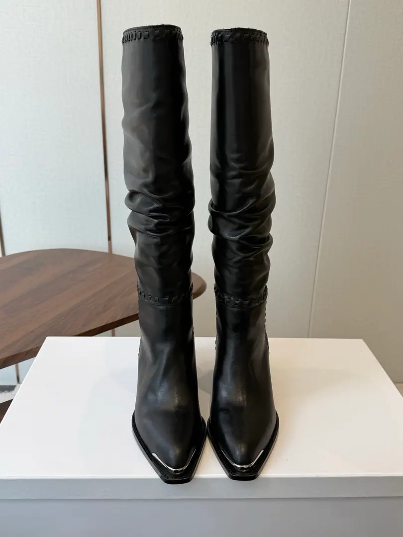 Goki! Leather.Celine Céline. 26ssAutumn The ancients are rough. Chelsea. Pointhead Boots, buttons. The season of Céline is a really good season. Like this boots are a real scooter. Focus on booting. No leg-scree. The upper leg second becomes the length of the leg., It's a super thin and a lot of stuff.！That's a hell of a thing. Shoe.: Original import, leather/Importing cow skin Uchi.: Import of sheep skin Otsumi!: The original is really a big one. Size: #35-40（40Do it.）