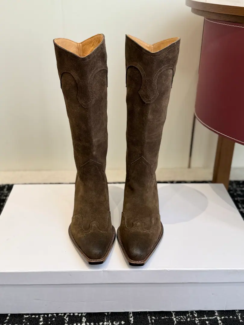Requisition level Celine Céline. 26ssAutumn and winter brand new. The ancients are rough. Chelsea. Pointhead Boots. High boots. Knight's boots. The season of Céline is a really good season. Like this boots are a real scooter. Focus on booting. No leg-scree. The upper leg second becomes the length of the leg., It's a super thin and a lot of stuff.！That's a hell of a thing. Shoe.: Original import, leather/Importing cow skin Uchi.: Import of sheep skin Otsumi!: The original is really a big one. Size: #35-42（40, 41, 42Do it.）