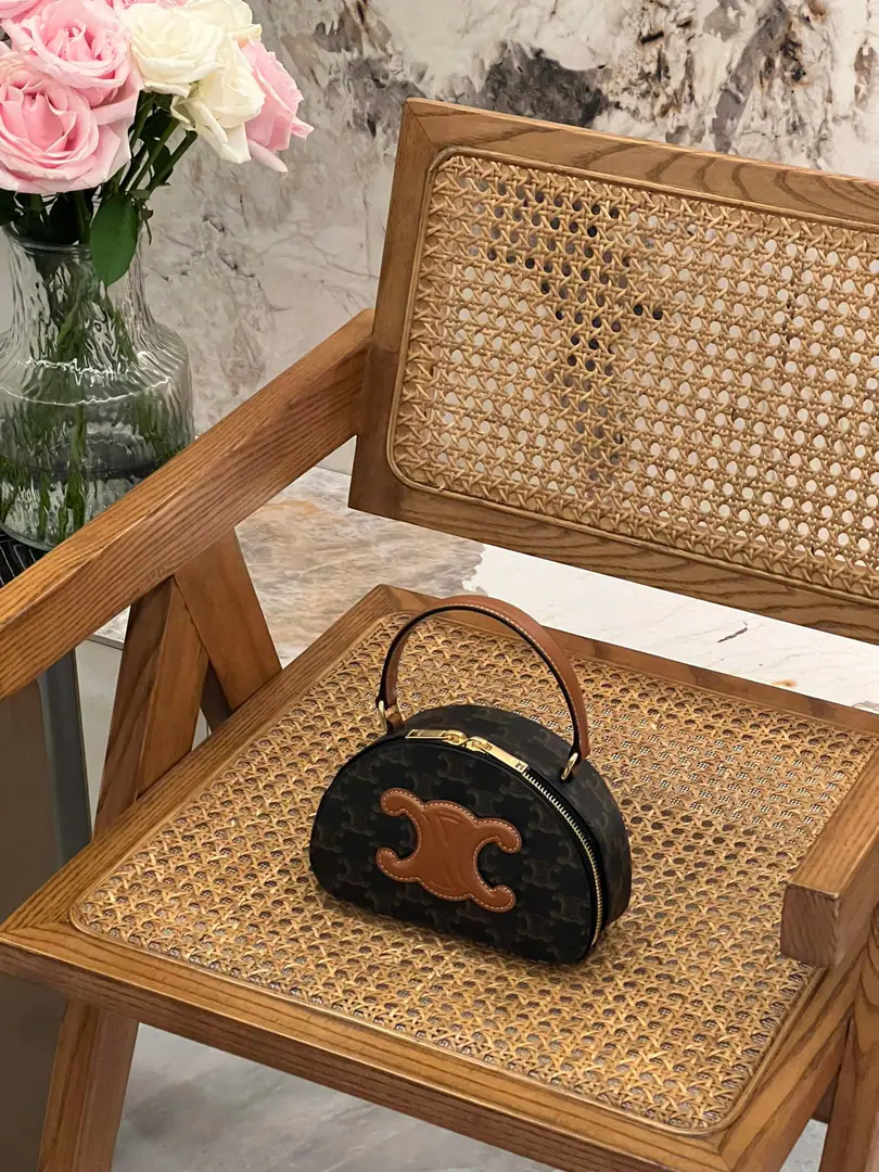 celine New half-month bag. It's a really nice handbag.+Slanting bag The King's Dirt is a piece of old-fashioned fabric.+It's lined in the fabric. Shoulder straps can be disassemble！ I'll get you a copy of the order.！ Dimensions: 17.5-6-11.5cm