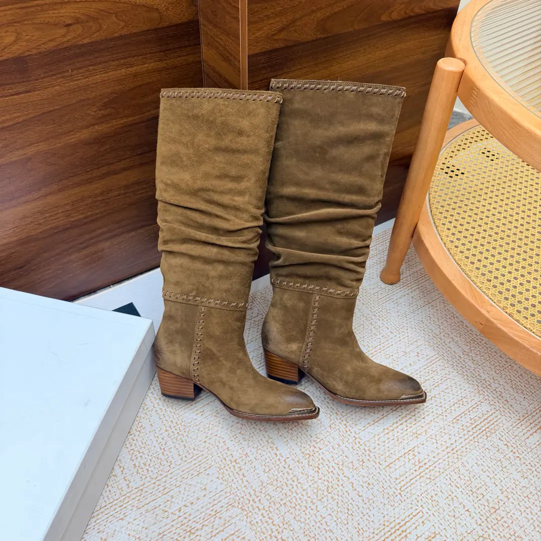 2026The cabinet is synchronized with the new money in autumn and winter. Celine｜Céline.26Autumn and new Pitchey. Bold West cowboy Martin boots.！ Top Version Niu Kyung. Bullskins. The upper foot is super handsome. It's super cool.！You're not so bad at all.. With jeans, you're a great guy.🔥It's definitely a single piece of fire this fall and winter.！ Material Skins for shoes./Bullskins. The insides are all sheep's skin. The original is really a big one. Size: 35-41 （40, 41, 42Custom）