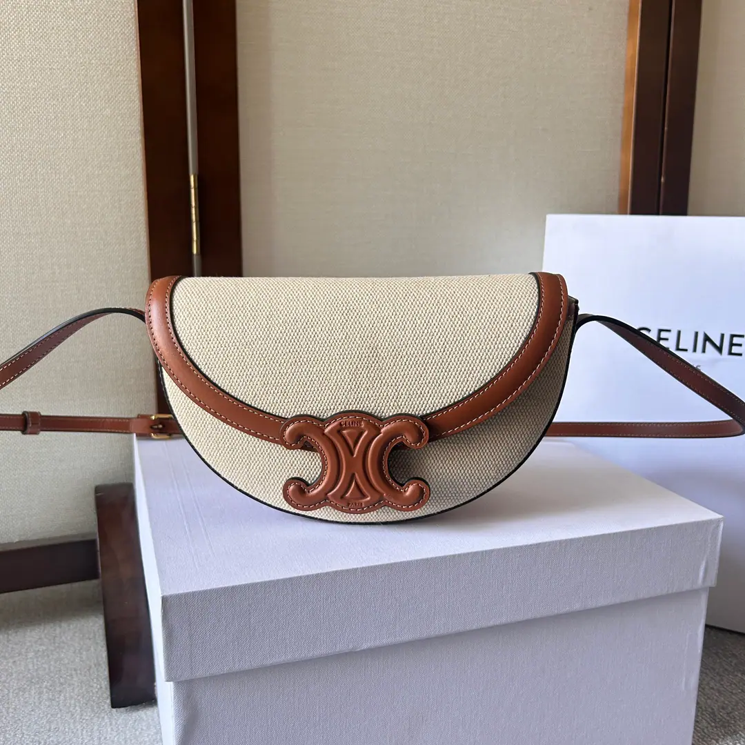 Ce22Winter Show.｜Moon bag🌙Celine BasaceThe Triad Gate. Pure cortex No point of filling of metals on the surface Instead, it's a simple thing to do.✨Press button cut. The original factory skin is made of pure steel gold. The most extraordinary detail. The bag is very well designed. It's slanting and cozy. It's a lot of fun.～It's perfect for autumn and winter with a commocort or a silhouette. It's a big one. And you can punch the shoulder belt with one more hole-second and you can wrap it under the armpit., A bag of doubles. Super-high value.😍 New ice blue systems for the new season. Super-repair.～ Model: 111233.Dimensions: 23×13.5×6cm
