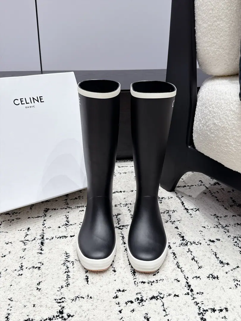Celine 26/ New flat boots, boots. A self-portrait with a light and luxurious feeling on the streets., Round-headed shoes with smooth flow, The boots are made of a colored white side design., The front is marked with a good-looking letter., It's two boots, two boots, two high and medium., Straight boots line is straight., Take off your boots., Foot-like tolerance is high, No thick legs.. The classic pure black colored atmosphere is simple., Most of the clothes in the closet fit., Men and women can ride easily.. It's a combination of water-proofing and fashionable properties., Want a pair of color values online, ♪ And put on the rain boots ♪, This is a straight-spray shower boots that are just needed for daily travel.. ✔️Shoe.: Rubber ✔️Uchi.: Brush ✔️Otsumi!: TPUOtsumi! ✔️size: 35-41（40 41Custom without re-offer）