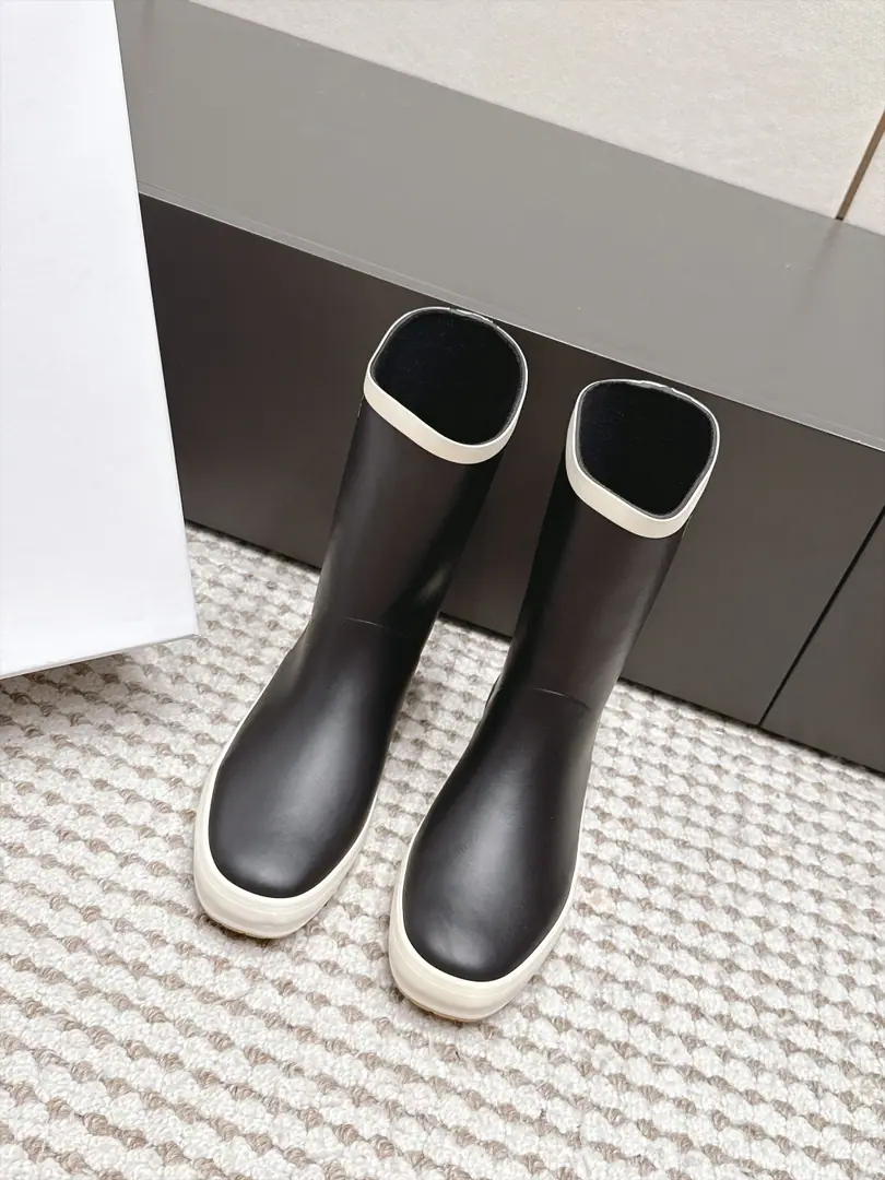 Requisition level Celine 26/ New flat boots, boots. A self-portrait with a light and luxurious feeling on the streets., Round-headed shoes with smooth flow, The boots are made of a colored white side design., The front is marked with a good-looking letter., It's two boots, two boots, two high and medium., Straight boots line is straight., Take off your boots., Foot-like tolerance is high, No thick legs.. The classic pure black colored atmosphere is simple., Most of the clothes in the closet fit., Men and women can ride easily.. It's a combination of water-proofing and fashionable properties., Want a pair of color values online, ♪ And put on the rain boots ♪, This is a straight-spray shower boots that are just needed for daily travel.. Shoe.: Rubber Uchi.: Brush Otsumi!: TPUOtsumi! size: 35-41（40 41Custom without re-offer）