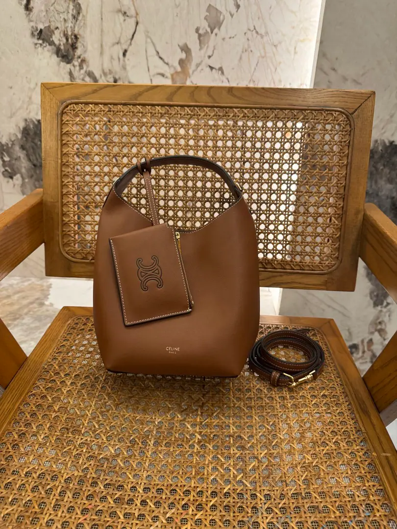 HOBOSmall pocket. New Product Information 7.5 X 4.5 X 7.1Inches（19 X 11.5 X 18centimetres） Cow leather. In the rectangular liner. Gold-faced. Handheld, Hand and slash. 1Main partition. 1An insider can unblock the zipper bag. Dismantled and modifiable sundries, Minimum length13.39Inches（34centimetres）, Maximum length17.32Inches（44centimetres）