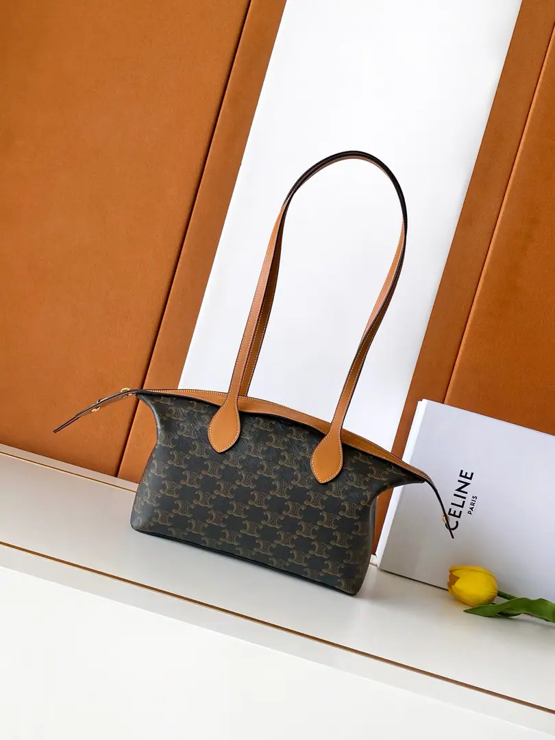 New items online.🅰️🅰️CE The new flower.duffleA stick bag. CE Old flower. Duffle Small pocket., Fashion for the layout., All steel hardware., Imported cattle skin, With a package.📦 Paragraph: L10893 Dimensions: 26x19x8cm