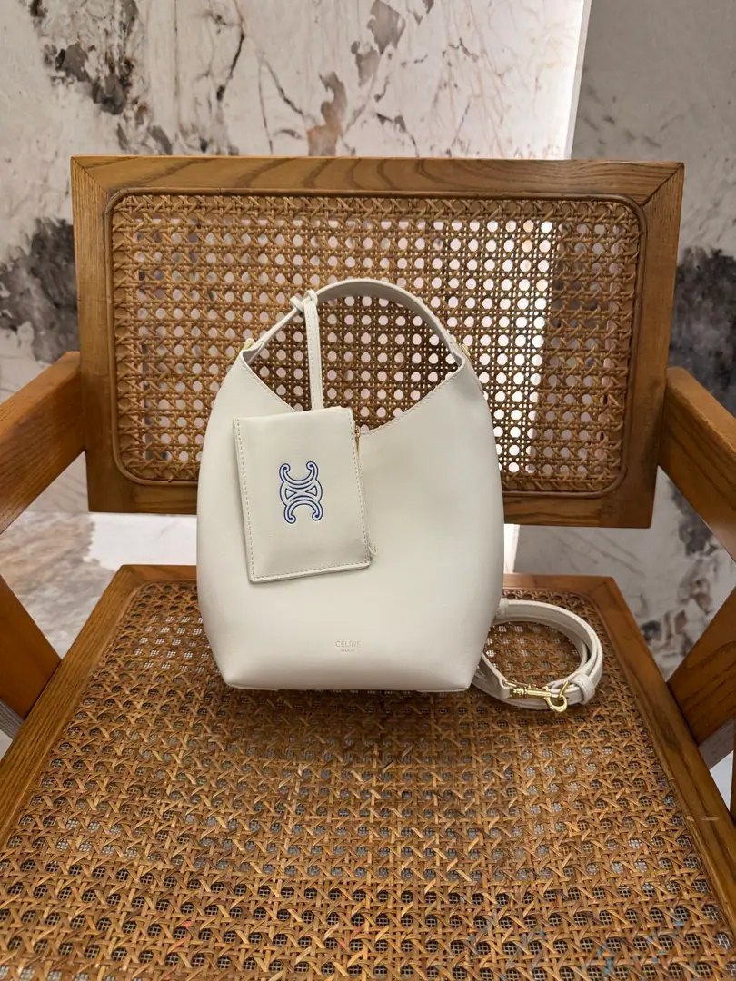 HOBOSmall pocket. New Product Information 7.5 X 4.5 X 7.1Inches（19 X 11.5 X 18centimetres） Cow leather. In the rectangular liner. Gold-faced. Handheld, Hand and slash. 1Main partition. 1An insider can unblock the zipper bag. Dismantled and modifiable sundries, Minimum length13.39Inches（34centimetres）, Maximum length17.32Inches（44centimetres）