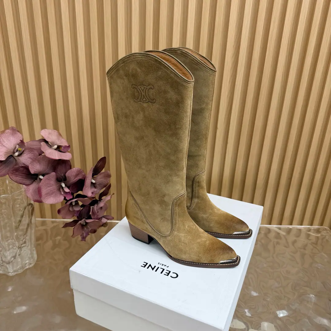 2026The cabinet is synchronized with the new money in autumn and winter. Celine｜Céline.26Autumn and new Pitchey. Bold West cowboy Martin boots.！ Top Version Niu Kyung. Bullskins. The upper foot is super handsome. It's super cool.！You're not so bad at all.. With jeans, you're a great guy.🔥It's definitely a single piece of fire this fall and winter.！ Material Skins for shoes./Bullskins. The insides are all sheep's skin. The original is really a big one. Size: 35-41 （40, 41, 42Custom）