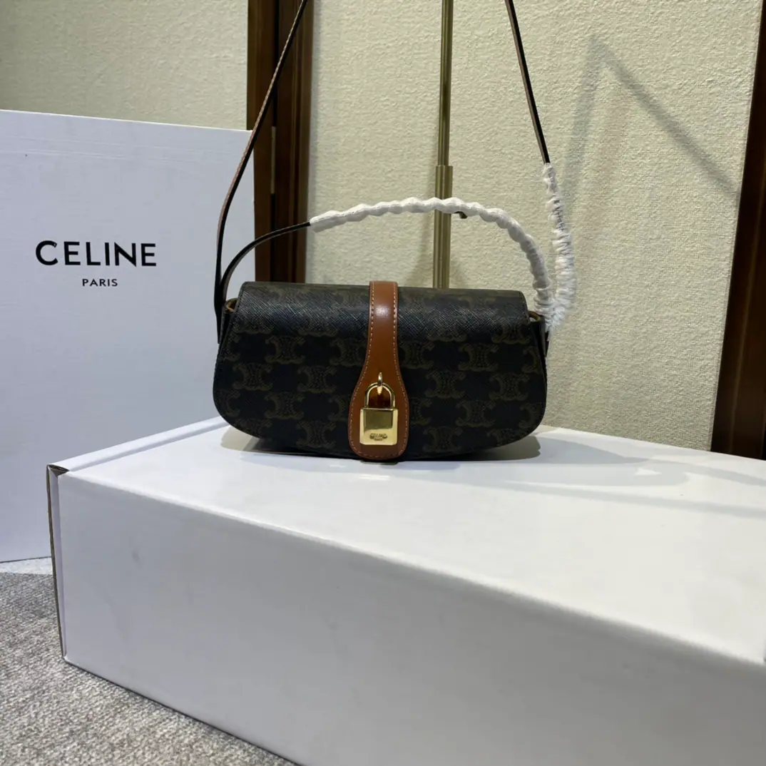 CEL*INE TaBou Clutch 2021Autumn and winter., All the hands and shoulders.🉑️, Don't underestimate the volume.！- We're getting enough routines.: Cell phones, Pizza., Lipstick, Watch., The blunder.: Single3So is cell phones.okIt's...ho～ The fabrics on the side of the cow's skin. Shoulder or handheld Reverse caps with decorative locks Press button cut. 1Main partition. 1A flat pocket on the inside. Shoulder length.（28centimetres Keep your hands long.（7.5centimetres） Numbering: 101592 Grain palm(Prefixed packaging) Dimensions: 18 X 8 X 5centimetres