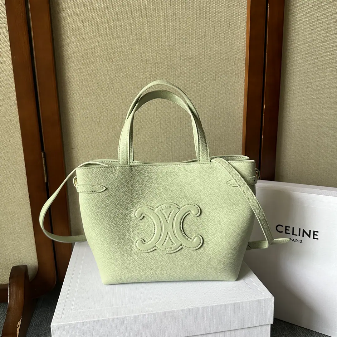 New items online.🅰️🅰️ cabas anais Powder leather handbag.👜 Small. ceNew Tot Bag. It's a different Tot bag.. He's a very advanced man. Fine The rash, lazy, old-fashioned wind. Simple and not exaggerating. It's not too good. No need to be afraid of scratching a flower. 🫶🏻 It's a good fit for careless treasurers.～ You can put your ears on both sides., Open to easily install notebooks. 📒 Documentation or daily requirements. Incorporate a main partition A flat pocket on the inside. Two long leather handhelds. With a long shoulder belt. Paragraph: 118613 Dimensions: 20.5（Pocket.35）x9x19cm