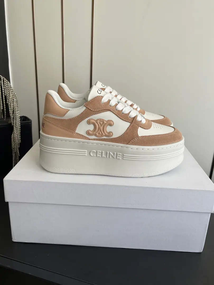 🏧𝗖𝗘𝗟𝗜𝗡𝗘 Céline's new dark-deck sneakers., There's a pair of shoes and a pair of shoes.logoMarked sneakers.. The shoe backs and the side print brand.LogoMark - Bread shoes. Spring and summer, the girl's ring and the symbol is simple and comfortable., Clean., Increase your legs. The shoe face is imported in the original form of the cow skin. Original I'm comfortable with air. Original OpenTpuOtsumi! Codes35-40（40.41Make a reservation.）