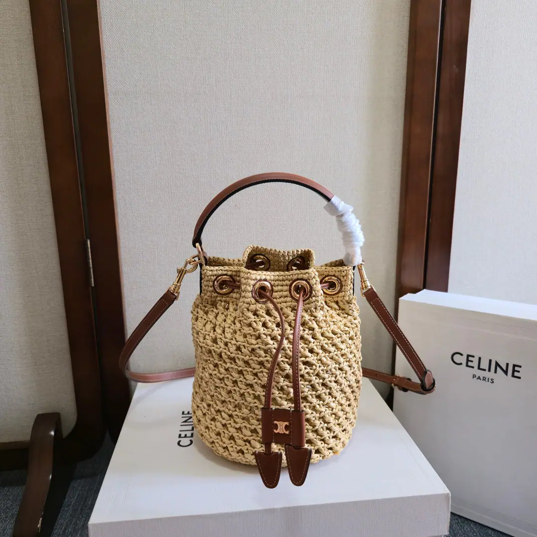 CELINEWeavingTEEN CLARABag. 🍹 6.3 x 7.5 x 6.3Inches（16 x 19 x 16centimetres） Plant materials, The cattle leather bag. Gold-faced. But the handy., ♪ Shoulder and slash ♪～ Smoking the ropes and leather belts., Decorative metal qualityTRIOMEMark 1Main partition. 1A leather expert., Length2.76Inches（7centimetres） 1Dismantled and modifiable sundries, Minimum length19Inches（48centimetres）, Maximum length22Inches（57centimetres） Paragraph: 121672