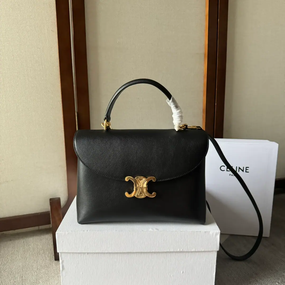 New items online.ceThe Triad Gate.kellyHandbag. The new swing door is full of high-end bags.! A simple contours of style and pure aesthetics, whether steady black or not, are found. Low-key brown or soft pink has a sense of greatness. kellyThe classic line is simple and generous, and without any extra decoration, it's a beautiful thing. Power Paragraph: 117523 Dimensions:25.5x18.5x10