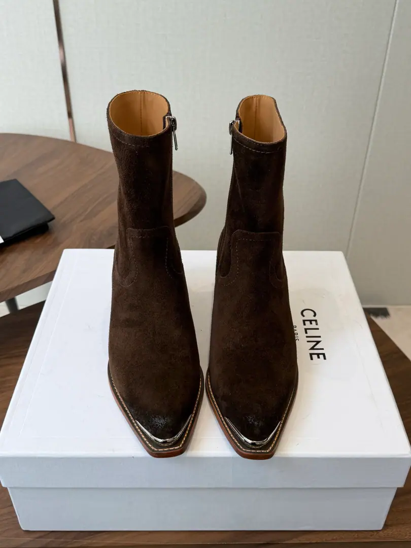 Goki! Leather.Celine Céline. 26ssAutumn The ancients are rough. Chelsea. Pointhead Buckle boots. The season of Céline is a really good season. Like this boots are a real scooter. Focus on booting. No leg-scree. The upper leg second becomes the length of the leg., It's a super thin and a lot of stuff.！That's a hell of a thing. Shoe.: Original import, leather/Importing cow skin Uchi.: Import of sheep skin Otsumi!: The original is really a big one. Size: #35-40（40Do it.）