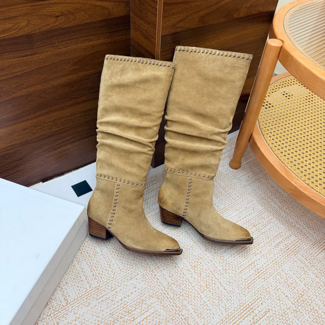 2026The cabinet is synchronized with the new money in autumn and winter. Celine｜Céline.26Autumn and new Pitchey. Bold West cowboy Martin boots.！ Top Version Niu Kyung. Bullskins. The upper foot is super handsome. It's super cool.！You're not so bad at all.. With jeans, you're a great guy.🔥It's definitely a single piece of fire this fall and winter.！ Material Skins for shoes./Bullskins. The insides are all sheep's skin. The original is really a big one. Size: 35-41 （40, 41, 42Custom）
