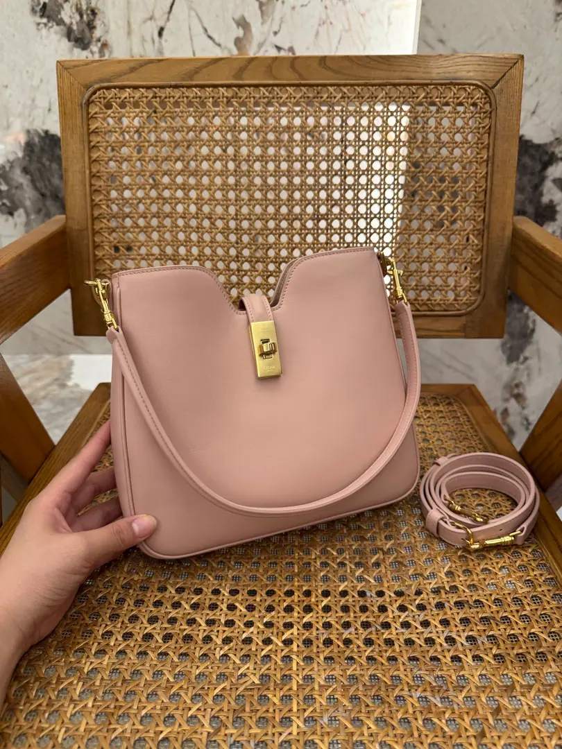 . CAMILLE 16 SOFTSmall-size smooth-ass leather handbag. New Product Information 9.7 X 8.5 X 2Inches（24.5 X 21.5 X 5centimetres） This paragraph does not fit a larger, sane tablet. Cow leather. In the leather line. Handheld, ♪ Shoulder and slash ♪ Rotate lock buttons open 1Main partition. 1An inner zipper pocket. 1A strip that can be removed from the shoulder belt of the hand., Length8.6Inches（22centimetres） 1Dismantled and modifiable sundries, It's slashed., Minimum length16.5Inches（42centimetres）, Maximum length19Inches（48centimetres）