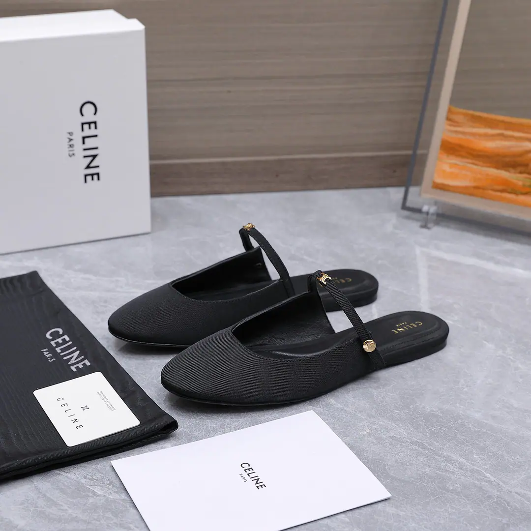 Celine/Céline.26WFNew Pony-Royman Mary Jane. When the lazy tunes of the left bank of Paris collid with the sexual tide The shoe body soul is a symbol of the symbolic triumphant door. The line is sharp and the Paris roundabout is in a state of arguably indignity. Clear and uncool. It's all in the same shape as the shoe. Every detail is hidden.CELINEThe end of the century. This symbol was never a show-off label. It's a silent declaration of the female independence of the modern age. "...to write about the grace and self-respect of the present-day woman." Let every step become a gentle encounter of French romance.. The fabric is custom-made for cattle skin., Cowboy. The inside feet are all sheep's skin. Italian imports are so thick. size: 35-39（40/41/42Custom）