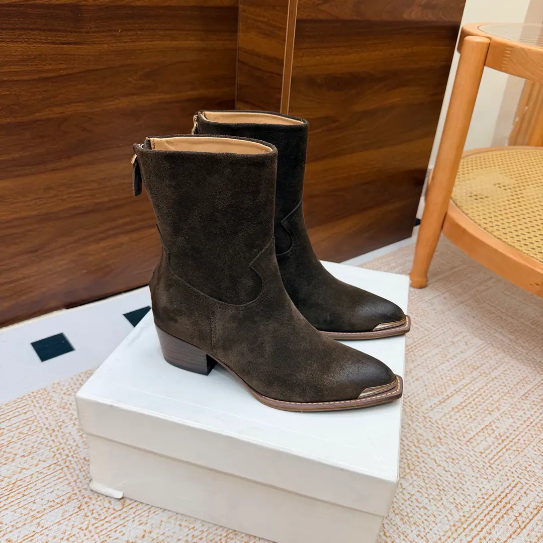 2026The cabinet is synchronized with the new money in autumn and winter. Celine｜Céline.26Autumn and new Pitchey. Bold West cowboy Martin boots.！ Top Version⚠️Niu Kyung. Bullskins. The upper foot is super handsome. It's super cool.！You're not so bad at all.. With jeans, you're a great guy.🔥It's definitely a single piece of fire this fall and winter.！ Material Skins for shoes./Bullskins. The insides are all sheep's skin. The original is really a big one. Size: 35-41 （40, 41, 42Custom）