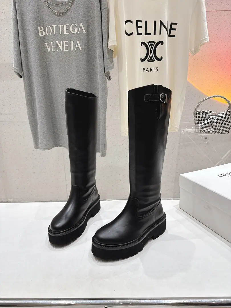 🏧𝗖𝗘𝗟𝗜𝗡𝗘/Céline. Autumn and winter are so handsome, with boots and boots and knight boots. The ancient Janey is a fashionable man. The upper feet are so cozy.！Low profile short-forms, It's a super-cool look with a little retro., I'm a little light on my feet., To create a variety of ways of wearing it. Import of waxed calf skin material in original version Uchi./The silk cow skins are chosen by the best. Original version to open+Real leather. Size35-42 [40.41.42Make a reservation.]