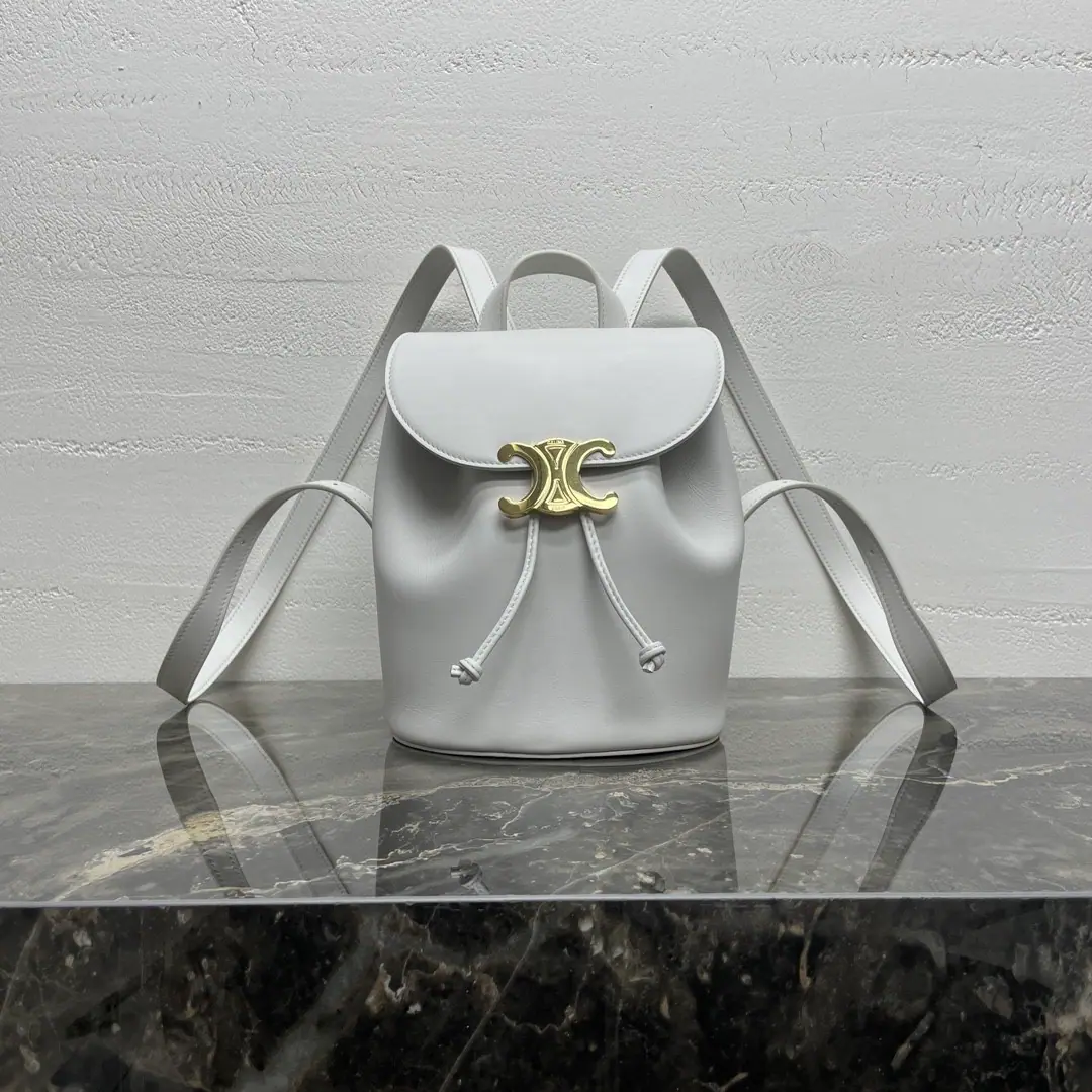 Bonnie🎒 This one.BonnieIt's a really good design.!Simple and fashionable., The Triumph Gate sign is so beautiful., It's not just a casual dress or a dress., It can suddenly boost the whole fashion style.. Walking down the street., The return rate is too high., I feel like a fashion man.. Adjustable wide shoulder band+Magnetic button design is the most sensitive of the volume.！It's a little bit more than that. Collapse Umbrella🌂+ mlKeep the cup warm.🥤+📲＋💄＋I'm sure it's enough for a tissue walk or even a short trip.！ Dimensions: 9.8 X7.1X 5.1Inches（25X18X13centimetres） Numbering: 118703