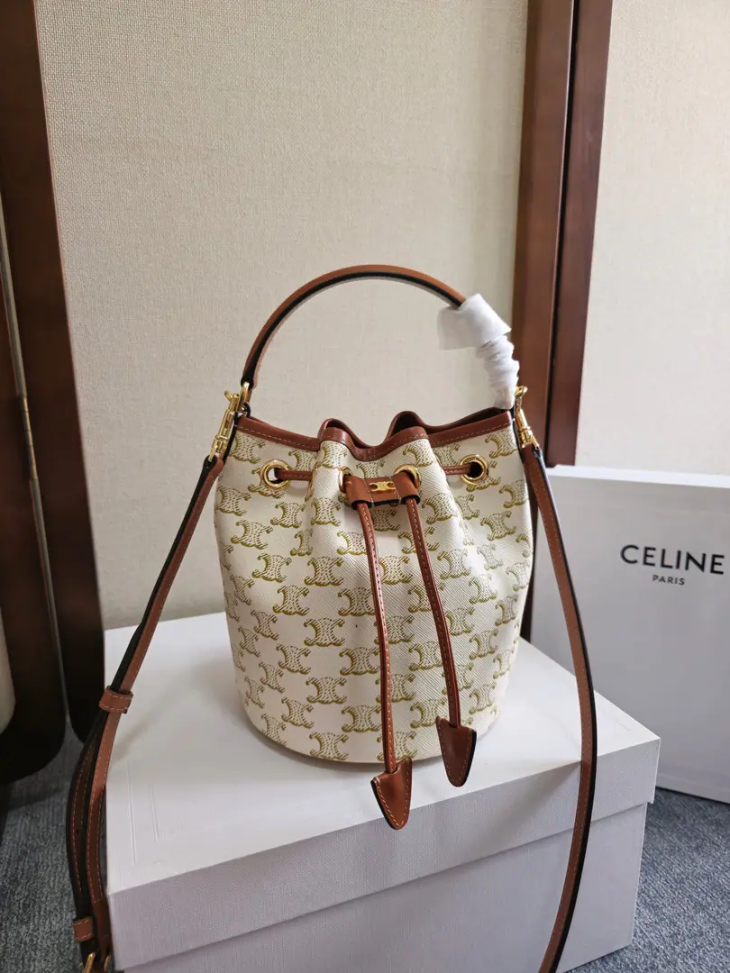 New items online.🅰️🅰️ CE Blast-drawn bucket bag.！ CE New little bucket.CLARA. Overcapacity Piping-out design And hands on the handle., Classic, stone-brown gyrogate stamp. It's a little bit of a wear-down., The fabric line. Gold-faced. 🉑️Handheld 🉑️♪ Shoulder ♪ 🉑️Slash ！This new bucket bag is a whole lot of practical commuters.❇️ Paragraph: 121672 Dimensions: 16x19x16cm（Prefixed packaging）